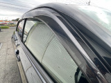 当たり前の装備ほど便利なものです。ドアバイザーつき。雨の日の車内の換気に効果的です。