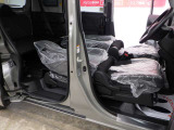 当店では専任のメカニックが大切なお客様のお車を一台一台丁寧に整備いたします。自社認証工場にてリフトアップし下回りまでキッチリ検査いたします。