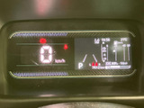 視認性の高いメーターで、運転中の情報をスムーズに確認できます。デジタル表示により、必要な情報を分かりやすく表示し、安全運転をサポートします。