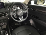ドライバーが心に余裕をもって運転に集中できること、助手席や後席からもすっきりと前を見通せる空間の起点となり、全員が安心してドライブを楽しめることをモットーにシンプルなレイアウトとなっています。