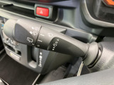 視界を良好に保つワイパーレバー。雨天時でも安心して運転できるよう、操作性と耐久性を追求した設計です。快適なドライブをサポートします。