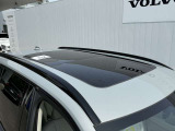 ◆サンルーフ/UVカット仕様の電動パノラマガラスサンルーフ。澄みきった青空を車内に取り入れ、爽快感あふれる毎日に