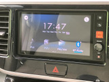 鮮明な画面で、スマートフォン連携もスムーズに行えます。お好みの音楽やナビを楽しみながら快適なドライブをお届けします。