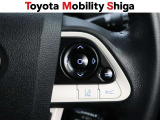 視線移動を少なくできるステアリングスイッチ付き。右側では、車線逸脱警報など運転支援系の操作が可能です!