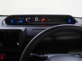 アナログメーターの無い、高さが抑えられたメーターパネル。運転席からのひろびろ視界をさえぎることなく、ドライバーに必要な情報をタイムリーに伝えます。