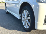 【届出(登録)済未使用車とは】自動車の分類では「新車」「中古車」この2種類しかありません。走行距離が100km未満かつ初度登録または初度届出された車両を「届出(登録)済未使用車」と呼んでいます。