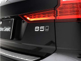 【B5】ボルボのマイルドハイブリッドは、ブレーキング時に放出されるエネルギーを電力に変換し、48Vのバッテリーに回収。加速時に再利用することで燃料消費を低減し、排出ガスの発生を最小限に抑えます。