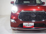 ヘッドライトとフォグランプは明るいLED。夜間の運転も安心です。