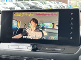 停車時に、お好きな番組や映画を大画面で楽しめます。移動時間を有効活用できるエンターテイメント機能を備えています。