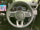握りやすく操作しやすいステアリングホイールです。先進の運転支援機能も搭載されており、安全で快適なドライビングをサポートします。