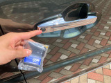 携帯キーを持っておくだけで、ドアノブについてあるボタンを押すだけでドアの施錠が可能です。雨の時や荷物が多くて両手がふさがっていても、キーをポケットやかばんに入れたままで出来ます。