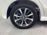 純正アルミホイールです。車にぴったりなデザインで、足元がおしゃれに♪また、スチールホイールに比べ軽いので、車の燃費も良くなりますよ!