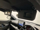 サンバイザーはバニティミラー付き。乗り降りの際に身だしなみのチェックができますね。