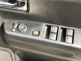 【電動格納ミラー】サイドミラーは電動格納式となっており、狭い駐車場でもキズがつくリスクを抑えられます。