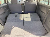 後部席を前方に倒すことで長い荷物も楽々積み込めます