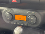 【オートエアコン】一度お好みの温度に設定すれば、車内の温度を検知し風量や温度を自動で調整。暑い&hellip;寒い&hellip;と何度もスイッチ操作をする必要はありません。快適な車内空間には必須の機能ですね♪