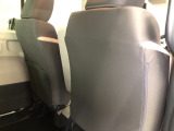 【座席シート】シート後側に便利な収納ポケットがあります。