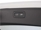 テールゲートには、スイッチ一つで開閉可能な電動開閉機能を装備。また、リアバンパーの下で足を動かすだけで開閉できる、ハンズフリー・オープニング/クロージング機構も搭載しています。