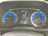 視認性の高いメーター類で、運転に必要な情報を的確に把握できます。燃費情報も確認でき、経済的な運転をサポートします。洗練されたデザインも魅力です。