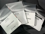 メンテナンスノート、取扱説明書です。 その車の整備記録が事細やかに記録されています。 車が生まれてから今までどのような道を歩んできたのか判るとても重要な物ですよ。