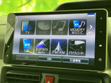 お好みの音源を、多彩な再生方法で楽しめます。ラジオ、CD、USBなど、様々なメディアに対応し、ドライブの雰囲気を盛り上げます。