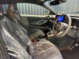 この車両におけるシートは、単なる&ldquo;座るための装備&rdquo;ではない。ドライバーおよび同乗者に対して、「戦う姿勢」あるいは「集中する姿勢」を強制する能動的な空間装置である