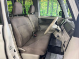 運転席シート廻りは使用感も少なく、良好な状態となっています。前オーナー様が丁寧に使っていたことがよくわかりますね。