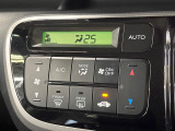 【オートエアコン】一度お好みの温度に設定すれば、車内の温度を検知し風量や温度を自動で調整。暑い&hellip;寒い&hellip;と何度もスイッチ操作をする必要はありません。快適な車内空間には必須の機能ですね♪