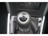 6速MT車です♪バックギアは押し込むことで1速横にシフトが入ります!