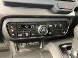 オートエアコンで車内を快適な温度にコントロール★シートヒーターが装備されております!寒い時期の冬場には暖かく、一年通して快適に過ごせる優れもの☆エアコンで乾燥しやすい車内も防ぐ事ができます