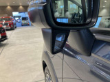 助手席側ドアミラー下部にあるサイドアンダーミラーです。停車時や発進前などに車両左側下部を確認するときに役立ちます。