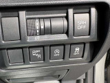 【ブラインドスポットモニター】走行中にドアミラーの死角(斜め後方)にいる車両をレーダーで検知し、インジケーターの点灯や音でドライバーに警告する安全運転支援システムです。