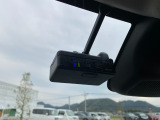 前方にドライブレコーダーが付属されており安心がUPしますね♪