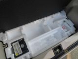 床下にはパンク応急修理キットが収められています。(ジャッキなどの車載工具は別売りです。)