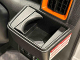 運転席側掘り込み式カップホルダー