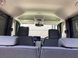 天井も高く、広々とした車内で快適に過ごせます!