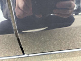 左スライドドアにキズがございます。