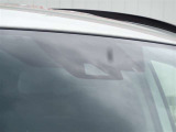 衝突被害軽減ブレーキ搭載!進路上の車両を前方のカメラで検出し、衝突の可能性が高いときに警報やブレーキ力制御によりドライバーの衝突回避操作を補助します!