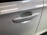 【ドアハンドル】Hondaスマートキーを携帯し、ロックボタン、ドアハンドルを操作することで施錠や解錠ができます。