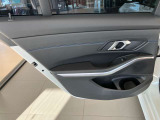 BMWのドアを閉めた時の重厚感は所有者様の満足度を高めてくれます。