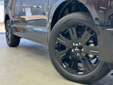 専用デザインのアルミホイールで足元もお洒落です。