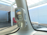 思い通りの場所に楽にピタッと停められるようにと採用された『ピタ駐ミラー』。運転席に座った状態で死角になりやすい左側や車の後ろの様子まで確認でき、幅寄せや縦列駐車、車庫入れの時に役立ちます。