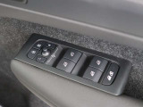 運転席ドアトリムに全席パワーウィンドウスイッチとドアミラー開閉スイッチがあります