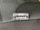 車両側方からの衝撃を緩和するSRSサイドエアバッグ(運転席/助手席)に加えて,SRSカーテンシールドエアバックも標準装備