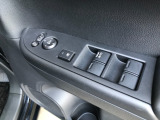 【窓操作部分】運転席のスイッチでは、すべてのウィンドーの開閉操作を行うことができます。