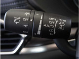 【オートワイパー機能】レバーをAUTOの位置にしているとき、レインセンサーが雨を感知すると、雨量に応じて、ワイパーが自動で作動します。