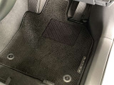 フロアマット標準装備。車内を清潔に保ちます。