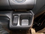 運転席の届きやすいところにドリンクホルダーがついています。視線をそらすことなく手に取れるので運転に集中できて安心ですね。
