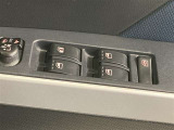 格納式リモコンドアミラーと、パワーウィンドウマスタースイッチです。車内の換気も運転席から簡単に行えます。