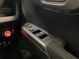 電動格納式ドアミラーのスイッチは運転席ドアにあります。
